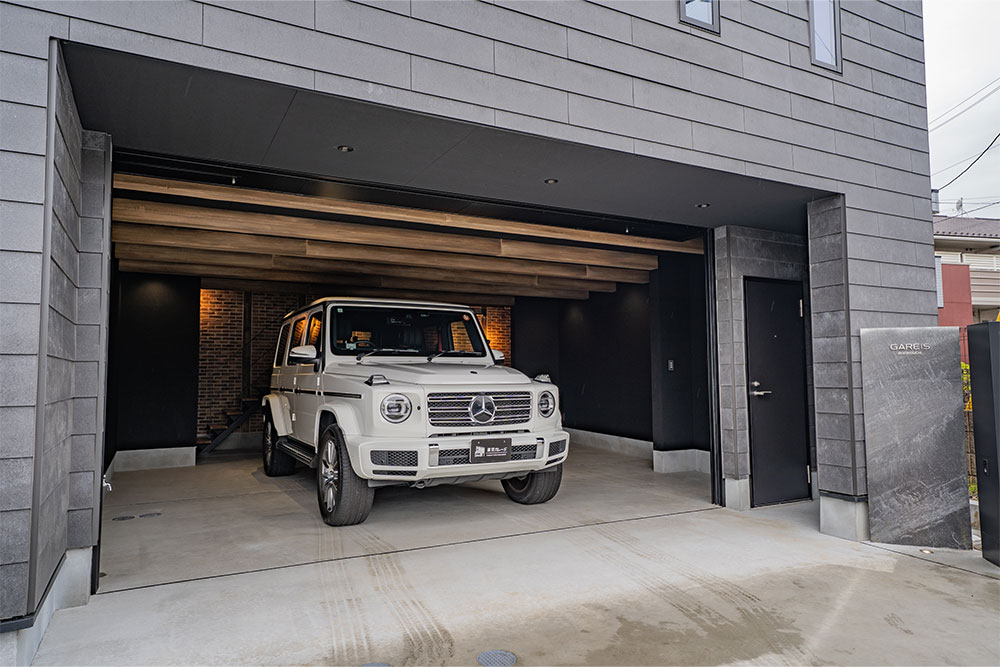 A号室のガレージに駐車したGクラス