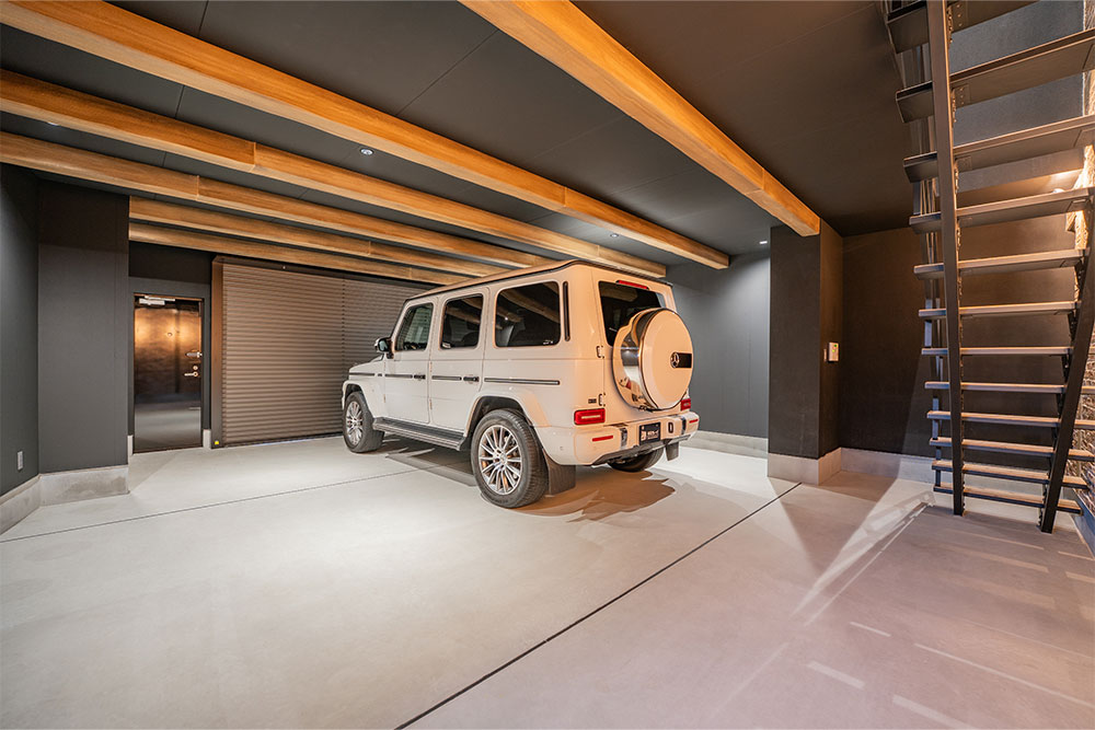 A号室のガレージに駐車したGクラス