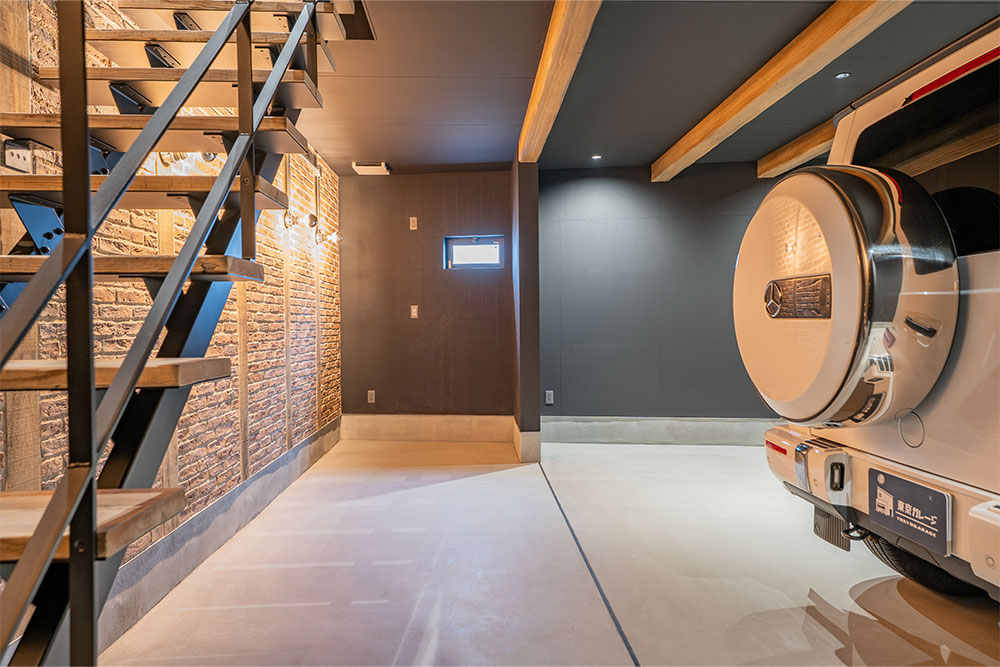 A号室のガレージに駐車したGクラス