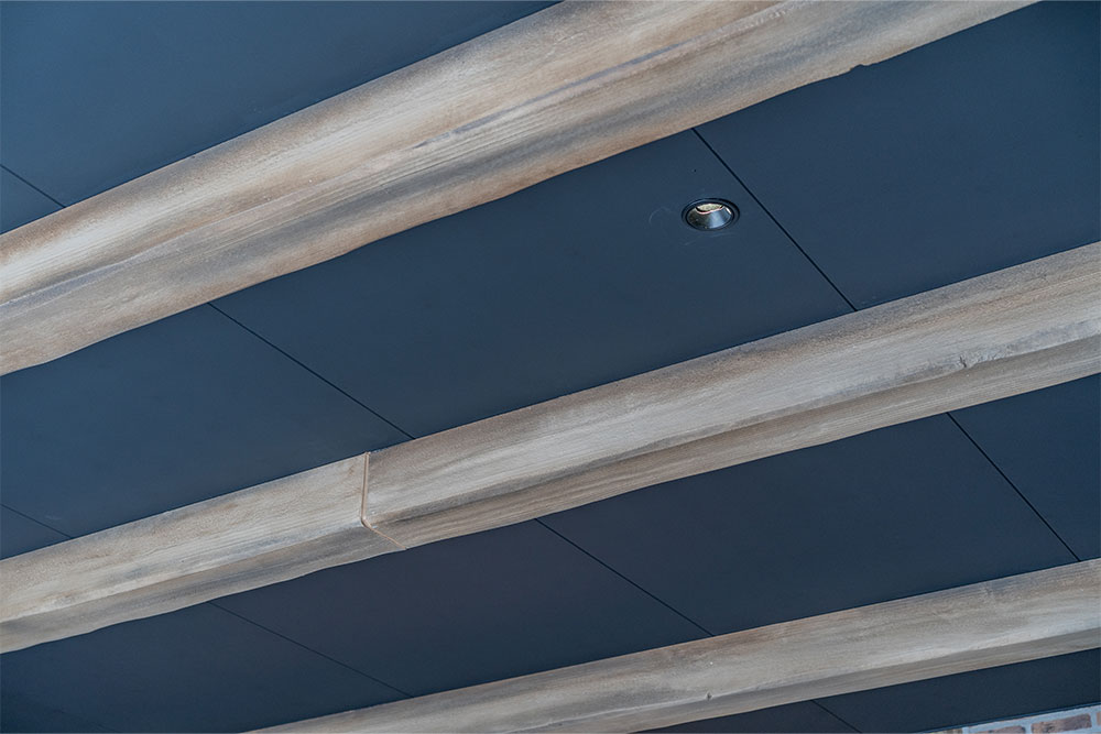 木目調に装飾した梁