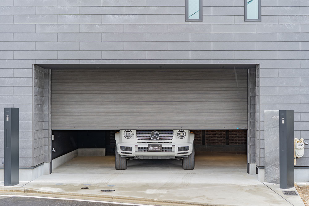 A号室のガレージに駐車したGクラス