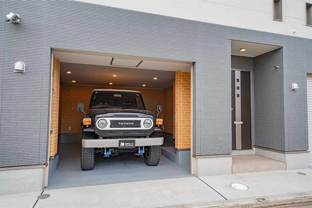 ガレージに駐車したランクル70 PX-10