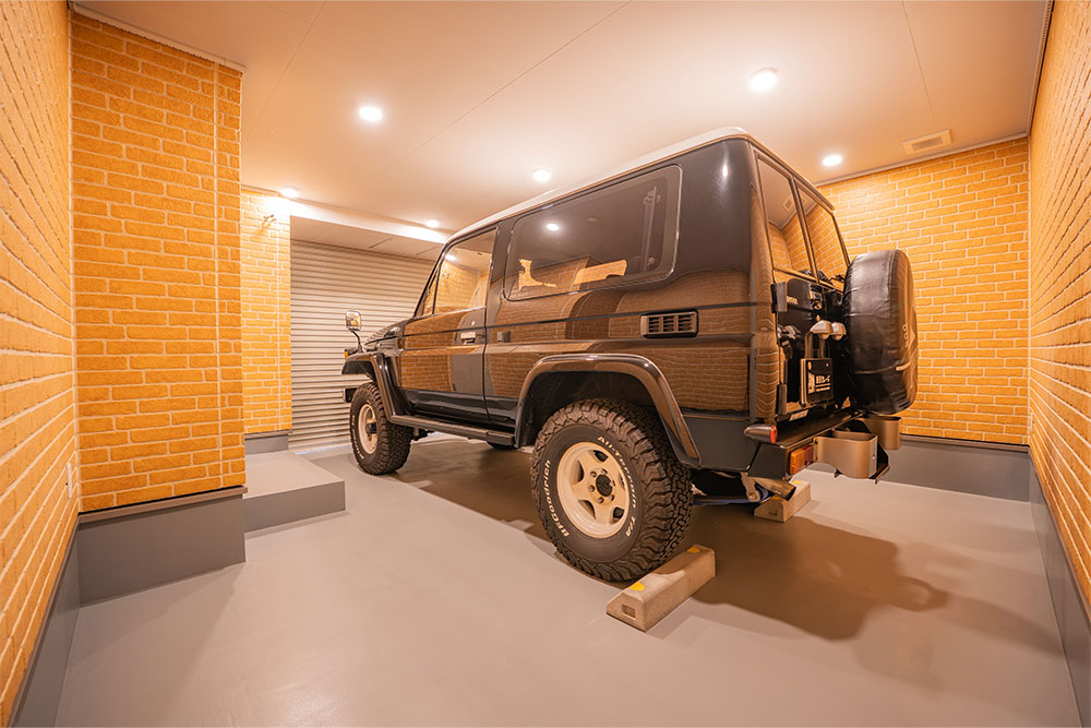 ガレージに駐車したランクル70 PX-10