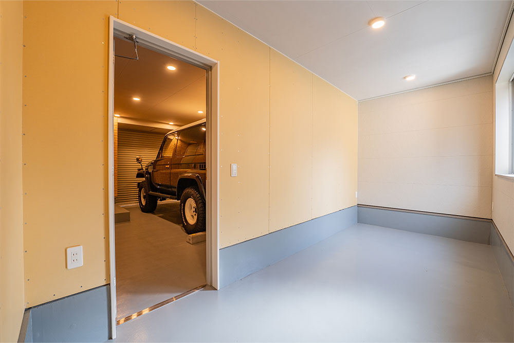 ガレージ後方の倉庫