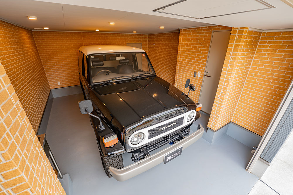 ガレージに駐車したランクル70 PX-10