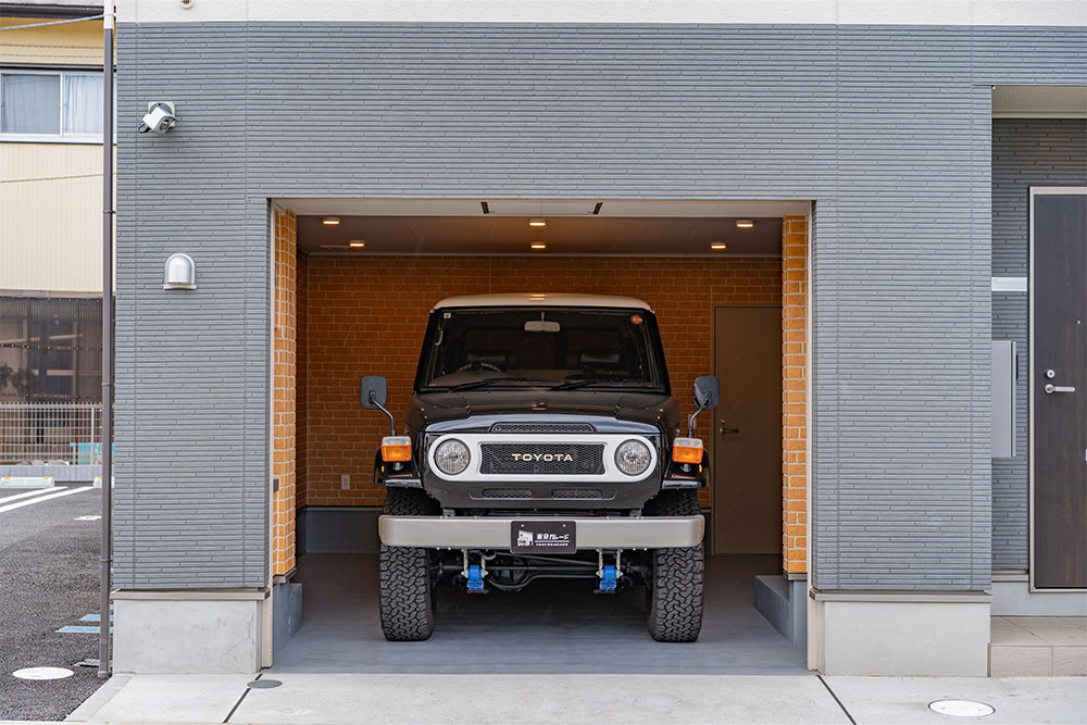 ガレージに駐車したランクル70 PX-10