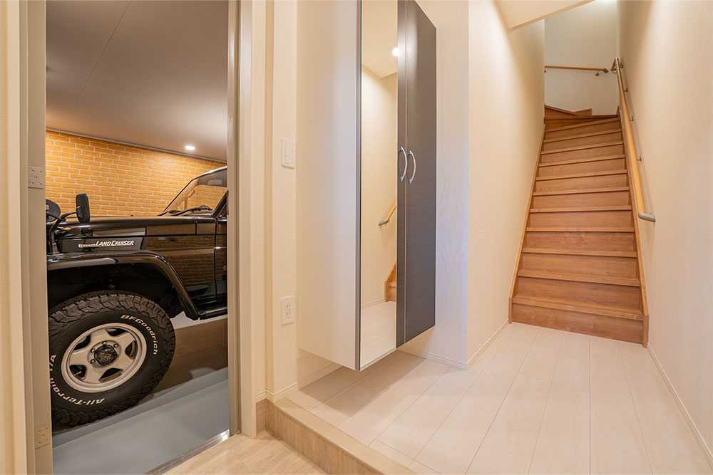 玄関から見たガレージ