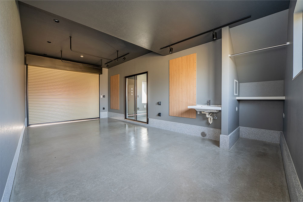 奥行6.99mで大型車もゆとりを持って格納できる