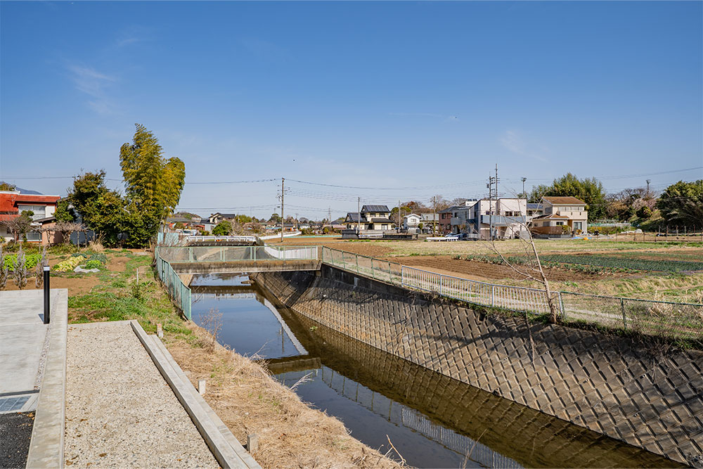 敷地東側を流れる水路