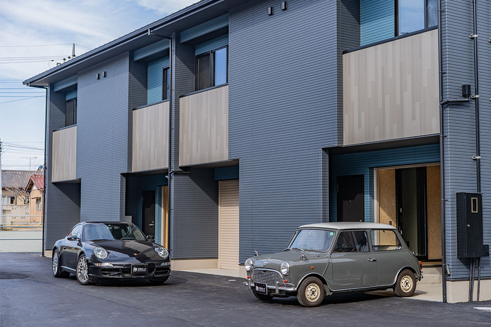 群馬県伊勢崎市華蔵寺町の賃貸ガレージハウス「KEZOJI BASE」とオースチンMINI＆911（Type997）