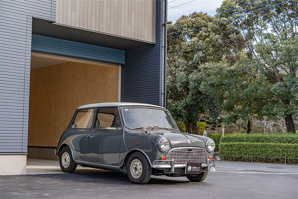 ガレージを出発するオースチンMINI