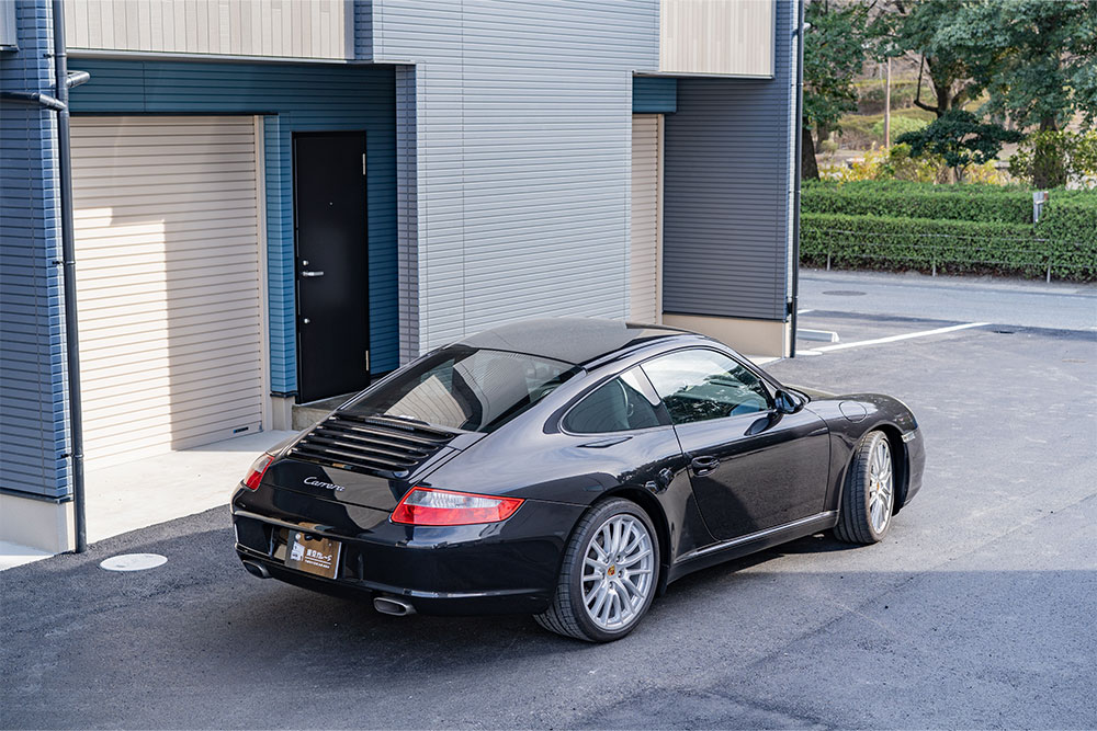 ガレージを出発する911（Type997）