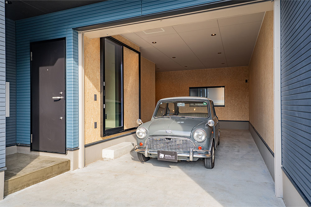 ガレージに駐車したオースチンMINI