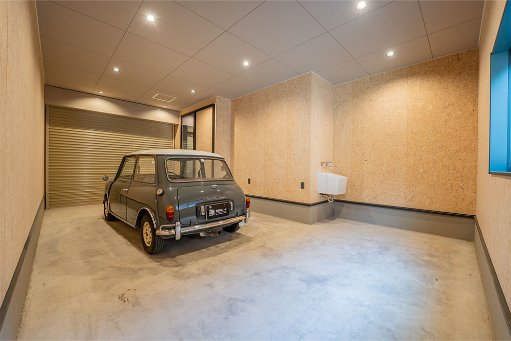 ガレージに駐車したオースチンMINI