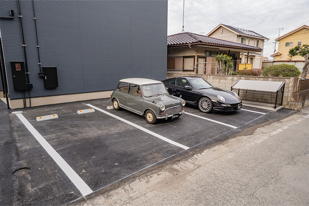 ガレージ入出庫の妨げにならない独立した駐車場