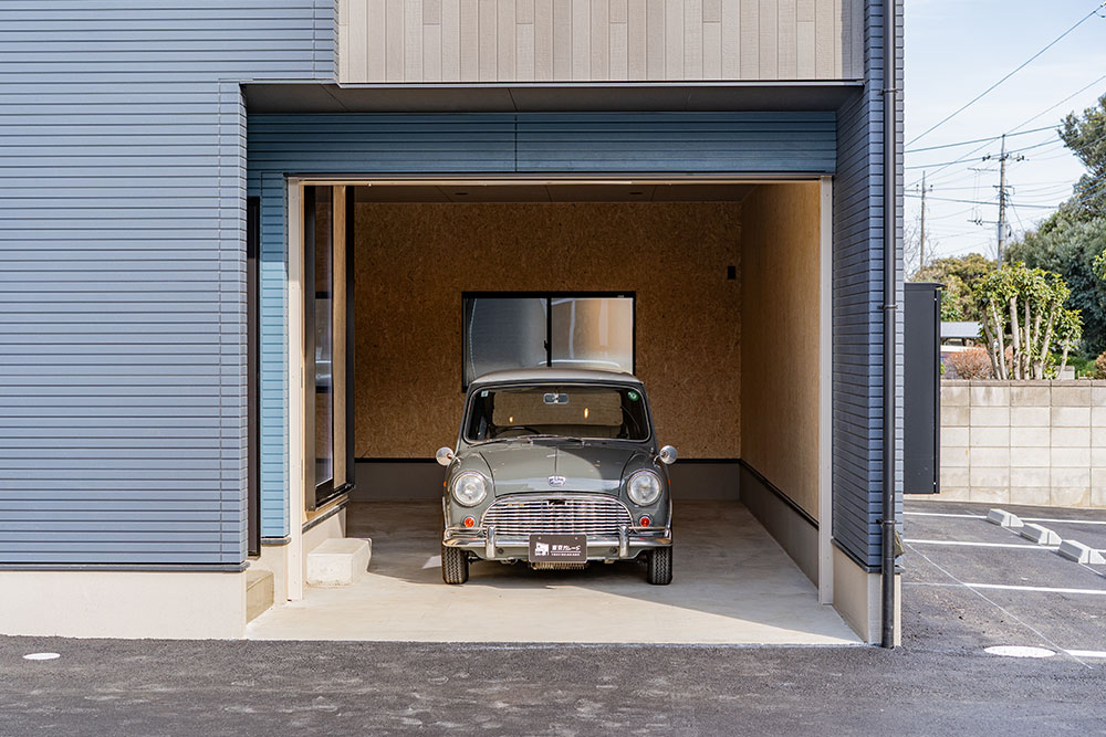 ガレージに駐車したオースチンMINI