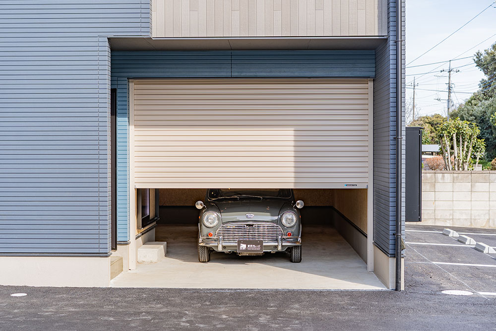 ガレージに駐車したオースチンMINI