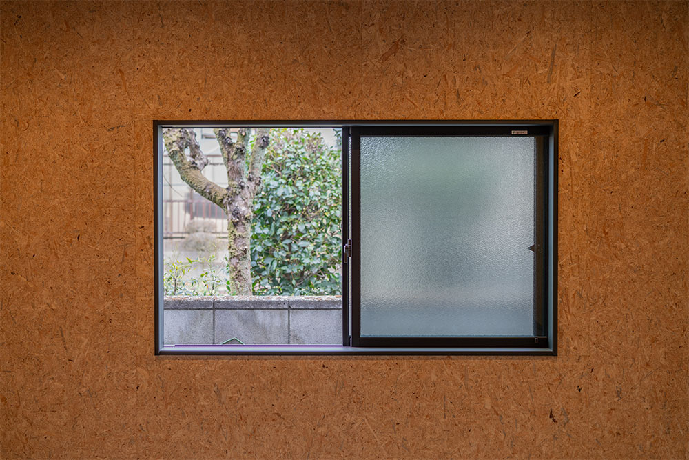 ガレージ背面の窓