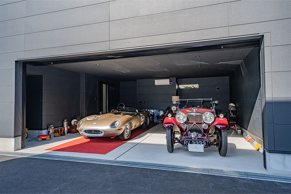 ガレージに駐車したJaguar E -Type&Riley_9