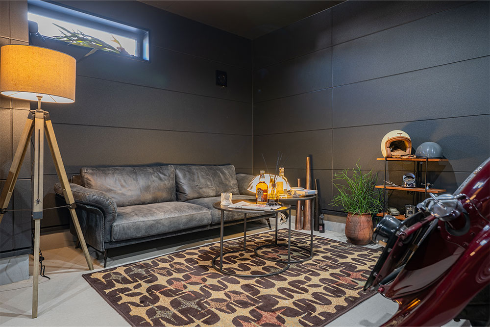 ガレージに置いたソファ