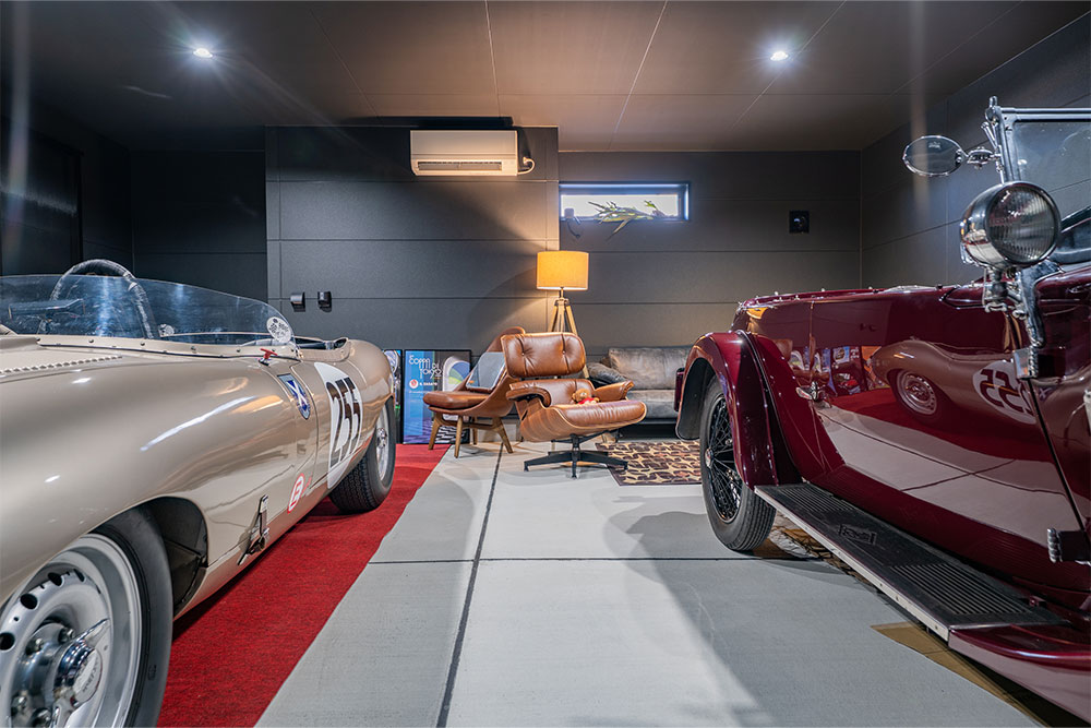 ガレージに駐車したJaguar E -Type&Riley_9