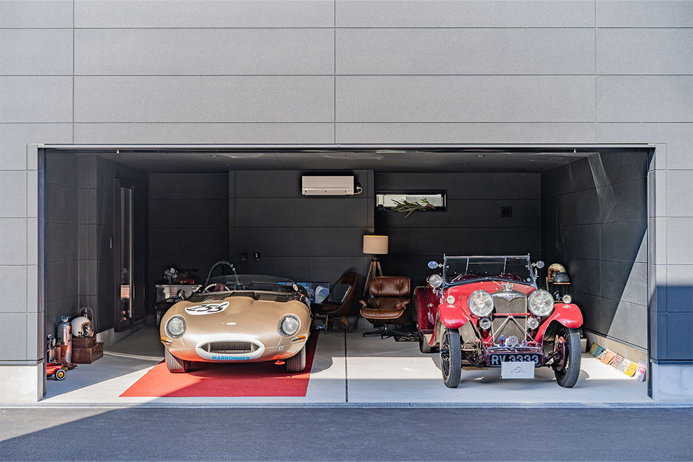ガレージに駐車したJaguar E -Type&Riley_9