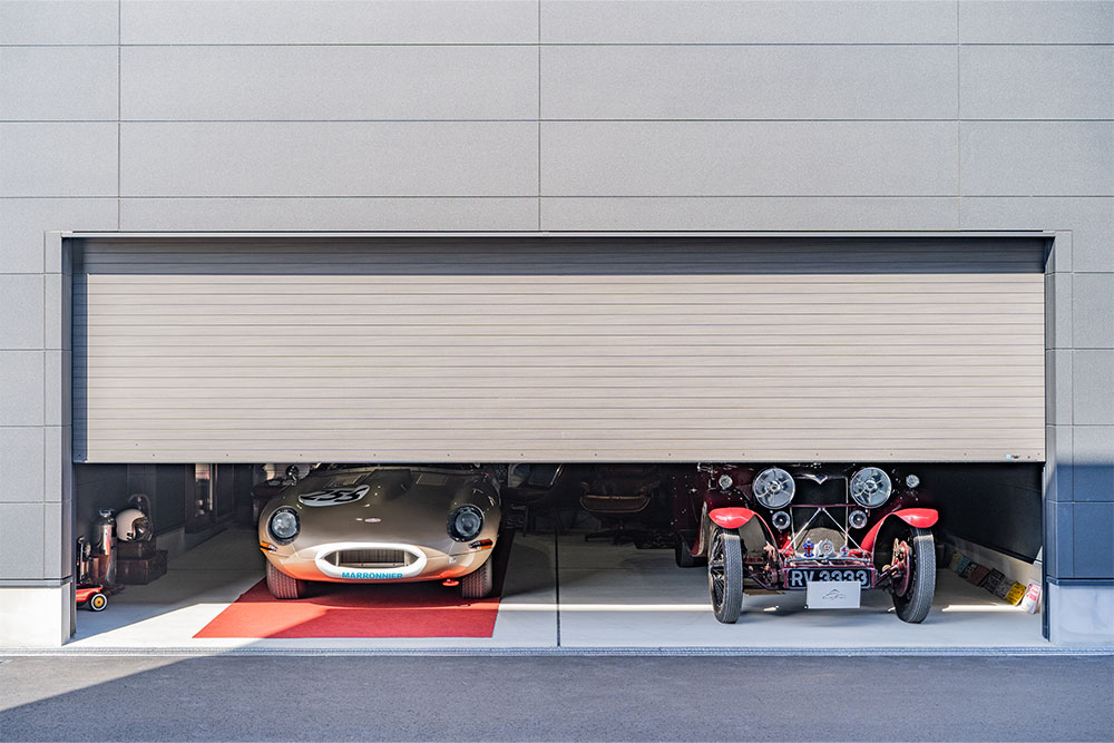 ガレージに駐車したJaguar E -Type&Riley_9