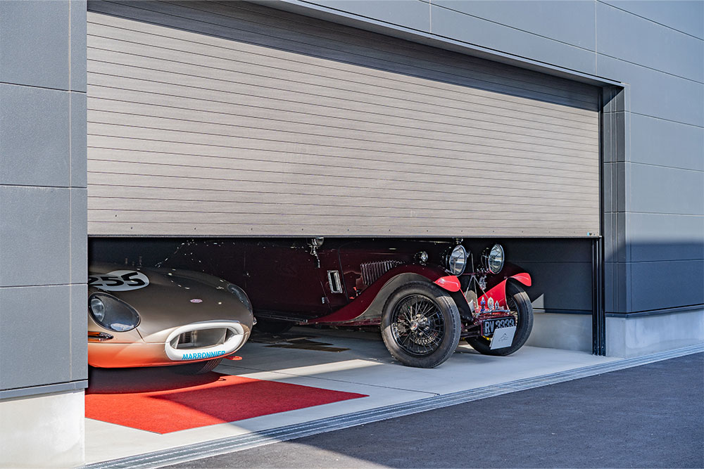 ガレージに駐車したJaguar E -Type&Riley_9