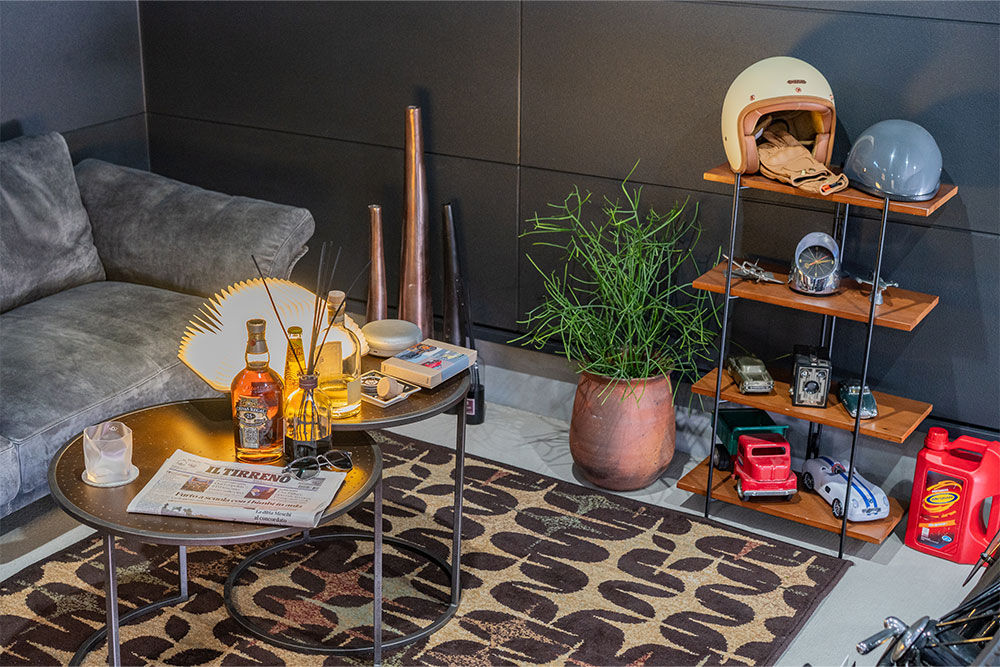 ローテーブルと棚