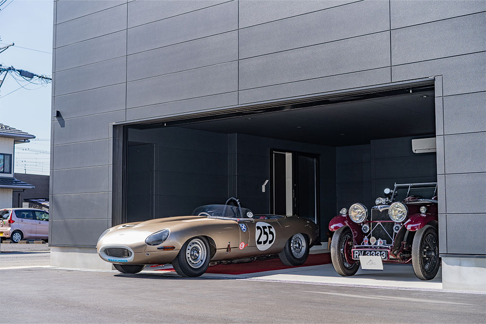 ガレージを出発するJaguar E -Type