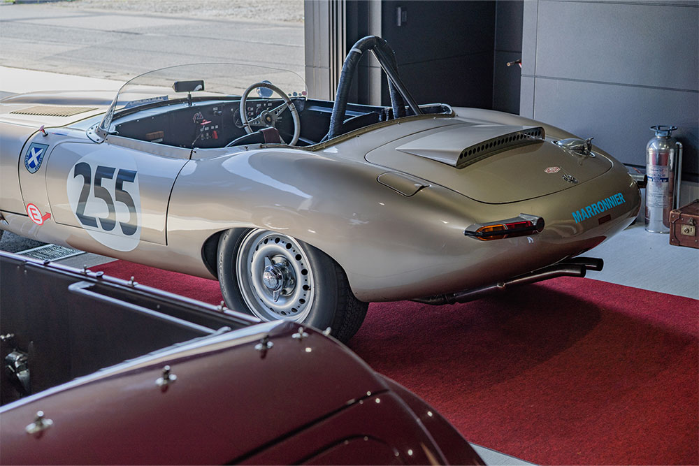 ガレージを出発するJaguar E -Type