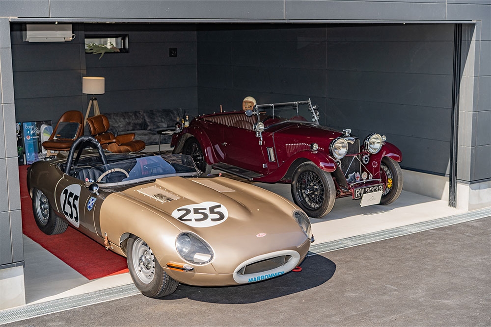 ガレージを出発するJaguar E -Type