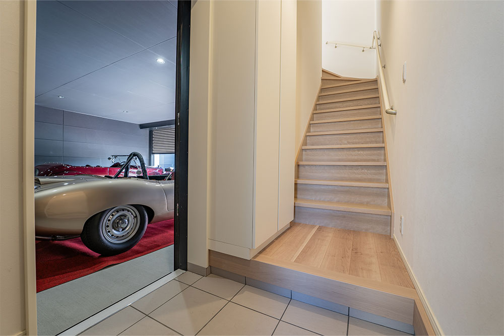 玄関から見たガレージ