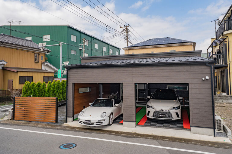100m&sup2;超の平屋建て、並列2台ガレージ＆ゲート付き屋外P｜三郷市