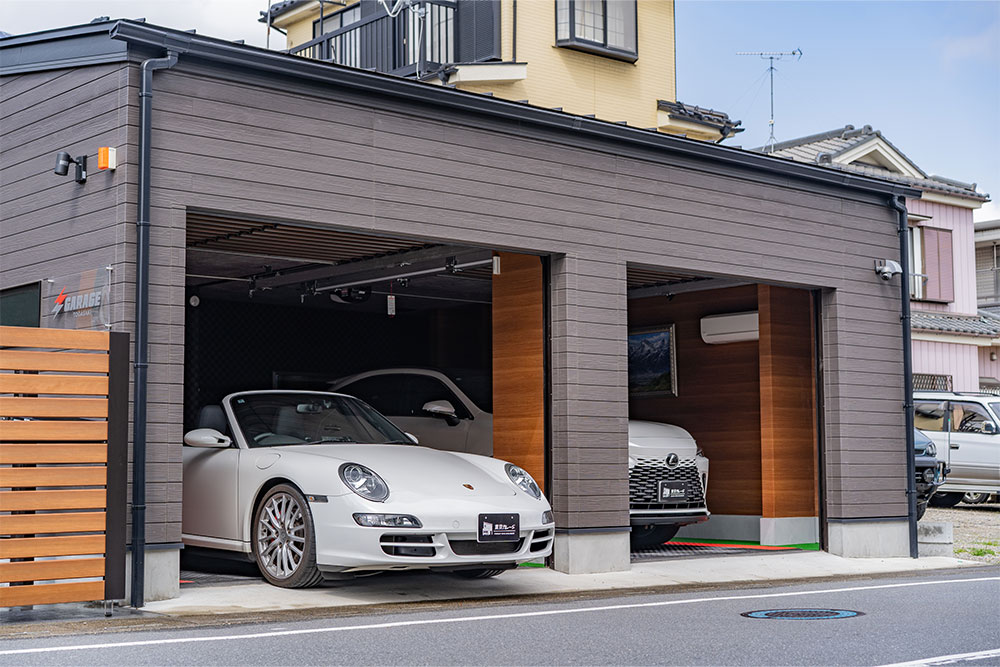 ガレージを出発するPorsche_911Carrera Cabriolet