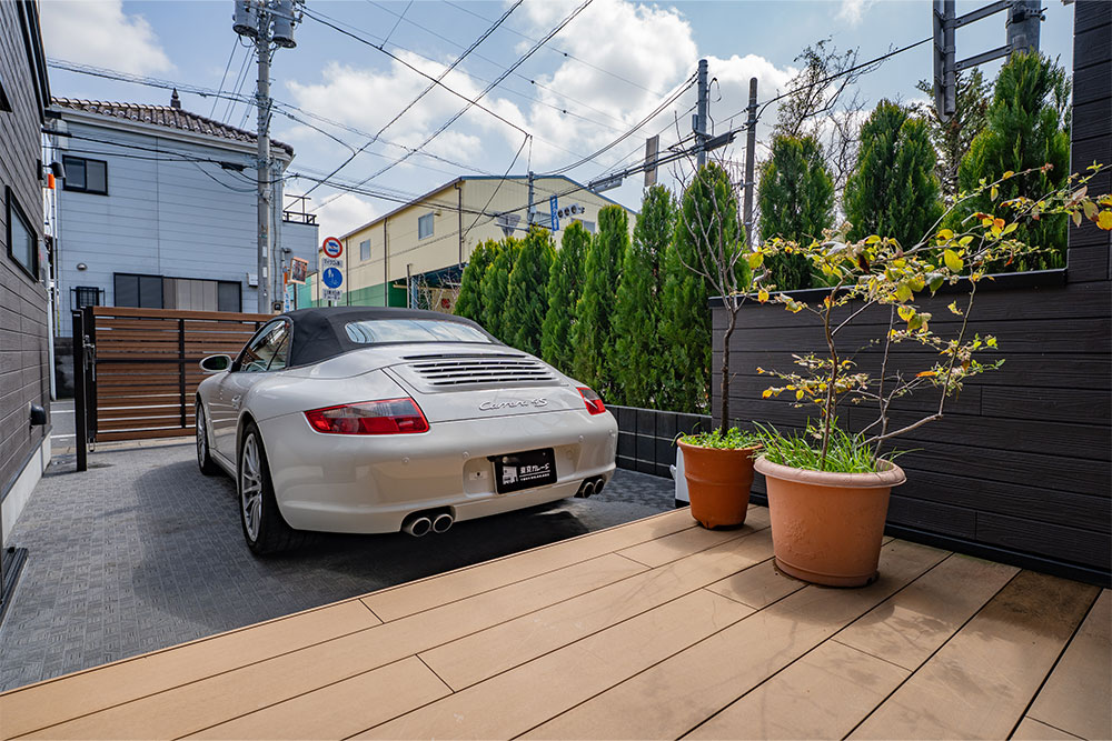 ウッドデッキから見た屋外スペース