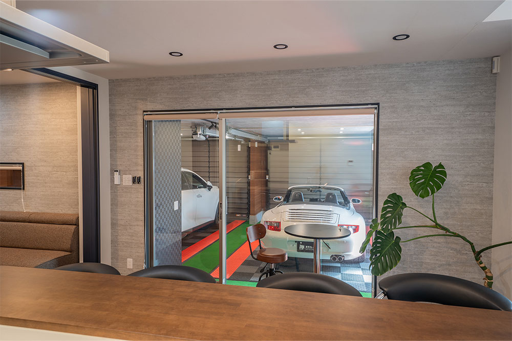 キッチンから見たガレージ