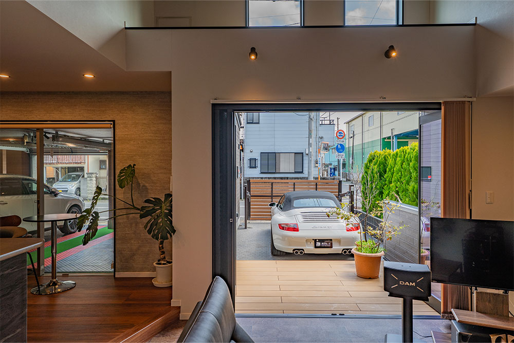 土間リビングから見たウッドデッキ