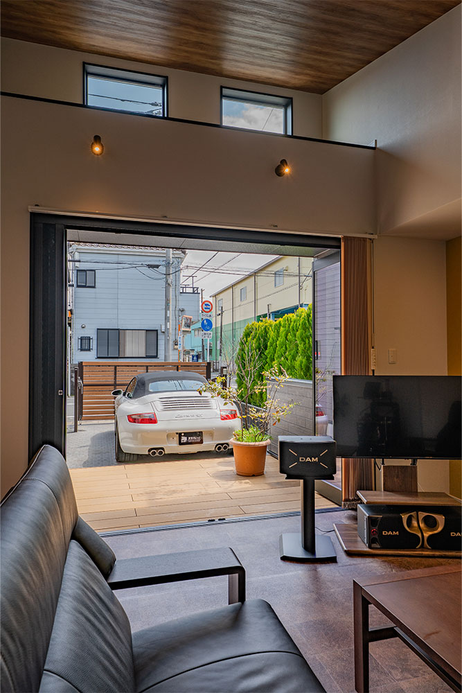 土間リビングから見たウッドデッキ