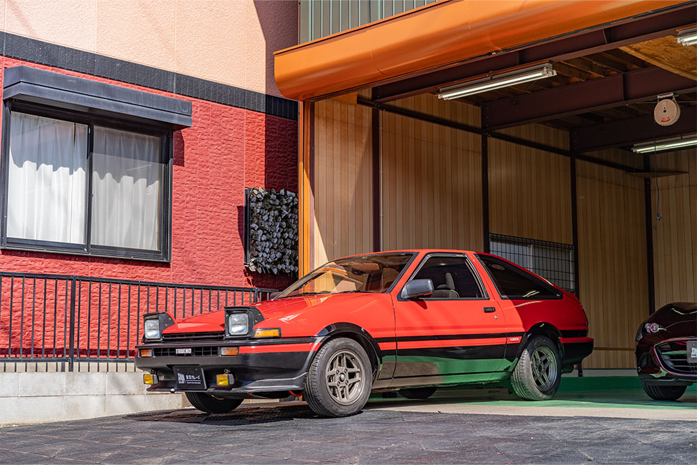 ガレージを出発するAE86