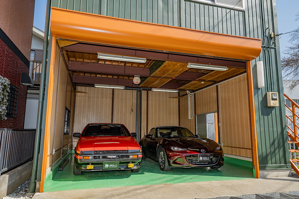 ガレージに駐車したAE86＆NDロードスター