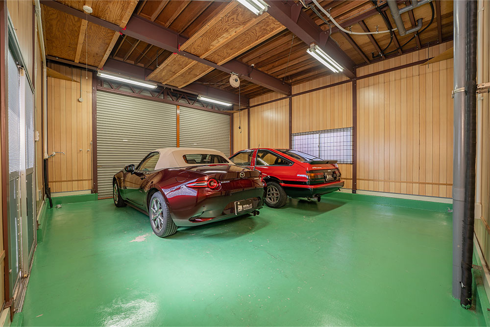 ガレージ奥行は6.27m、床はグリーン塗装となる