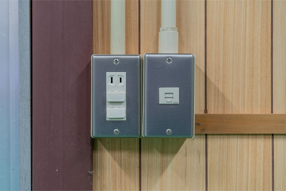 100VコンセントとLANポート