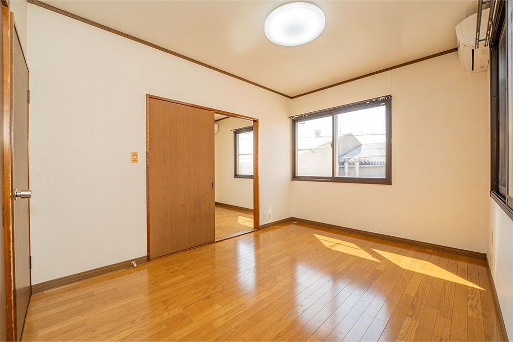 洋室（6帖/4.5帖）とキッチン（3.7帖）の2K