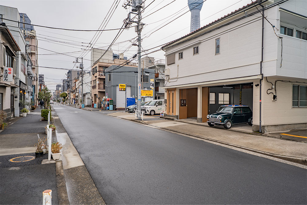 前面道路は写真手前から奥に向かって一方通行