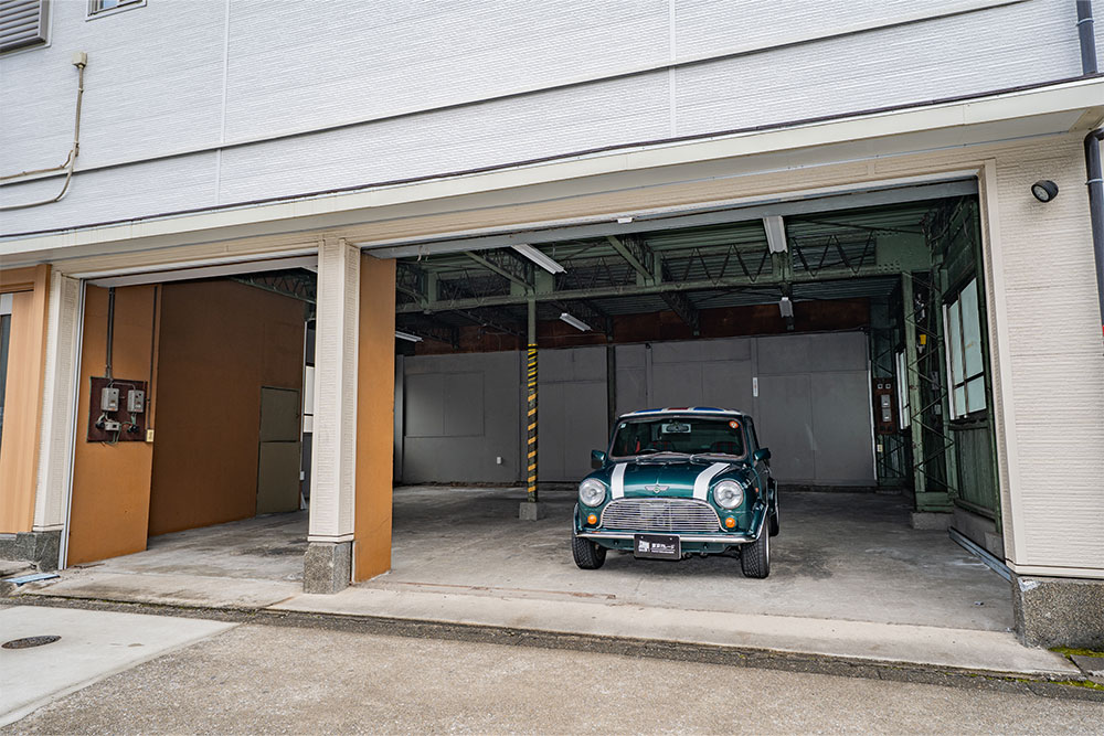 ガレージに駐車したローバーMINI