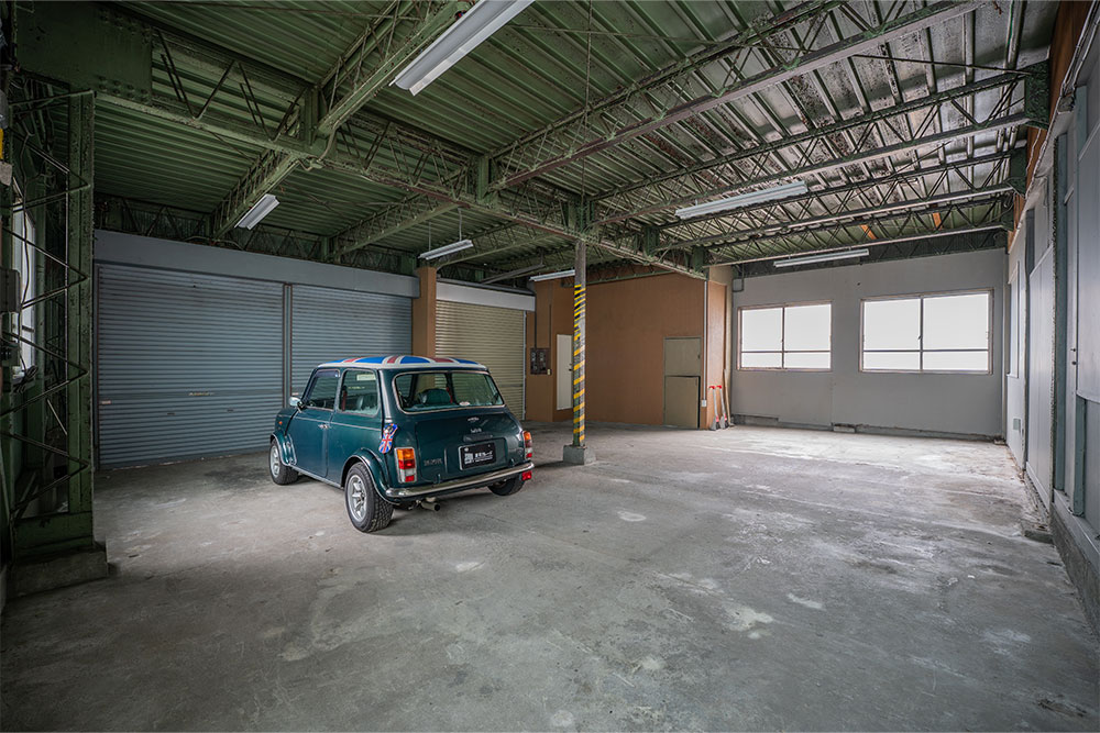 大型車でもゆったり2台、小型車なら3-4台収容可