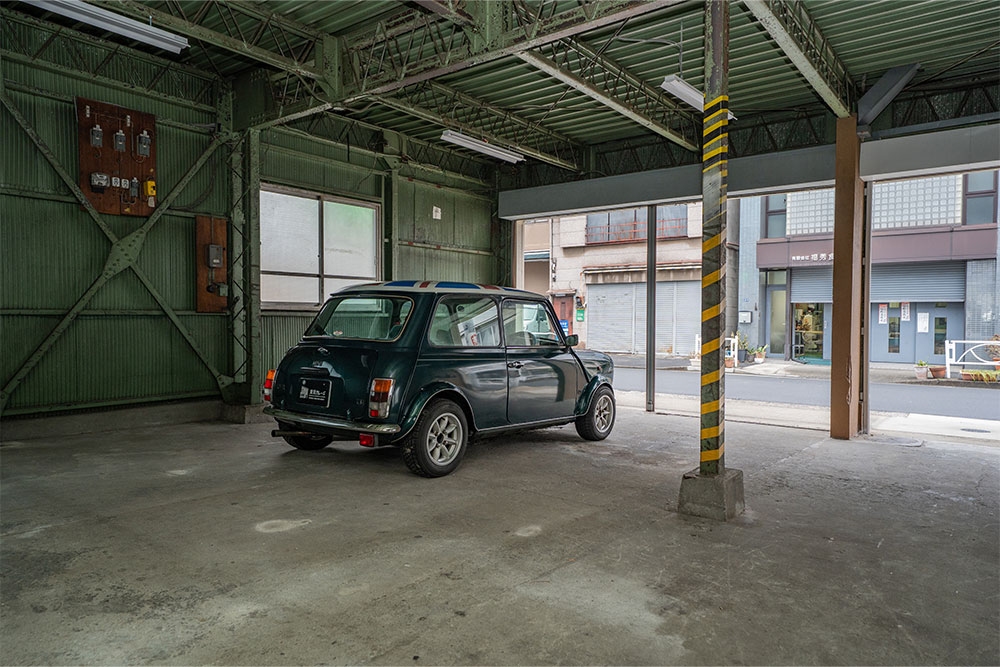 ガレージに駐車したローバーMINI
