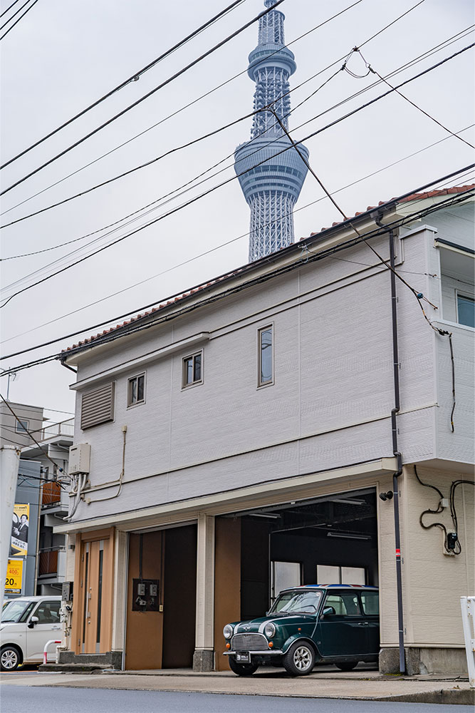 ガレージを出発するローバーMINI