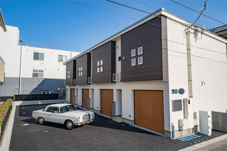 戸田南IC 1.0km、笹目川沿いに並ぶ4戸のガレージハウス｜戸田市